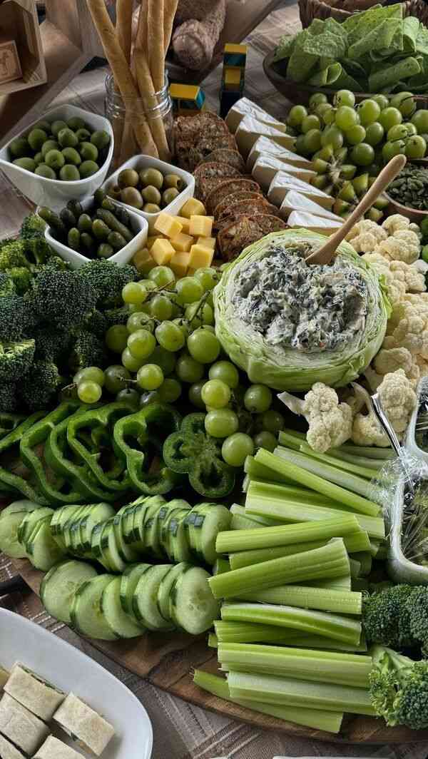 Plato con verduras frescas y alimentos variados